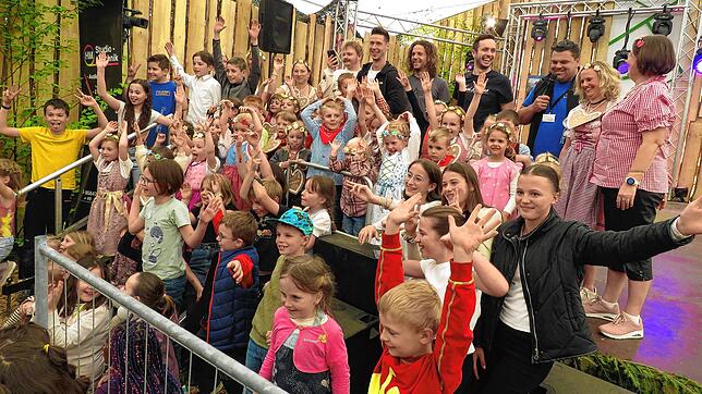 Sie begeistern die Besucher im vollen Zelt beim Familiennachmittag: junge Akteure der Bläserschule, Tanzgruppen und Kindergarten. Und ...