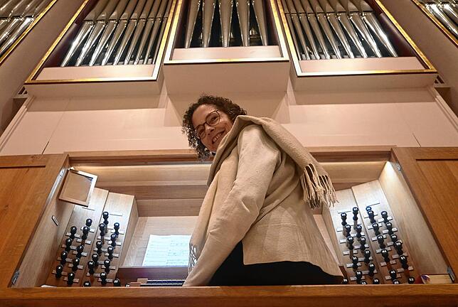 Stefanie Jürgens an der Orgel der evangelischen Auferstehungskirche in Überlingen. Hier hat die freiberufliche Musikerin ein Deputat ...