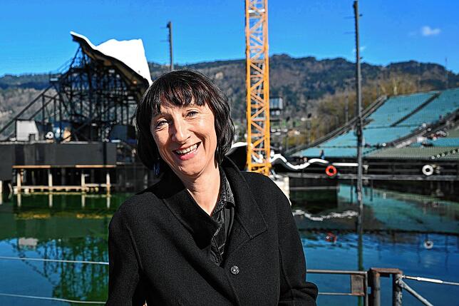 Festspielintendantin Elisabeth Sobotka vor der Rückseite der Bühne.