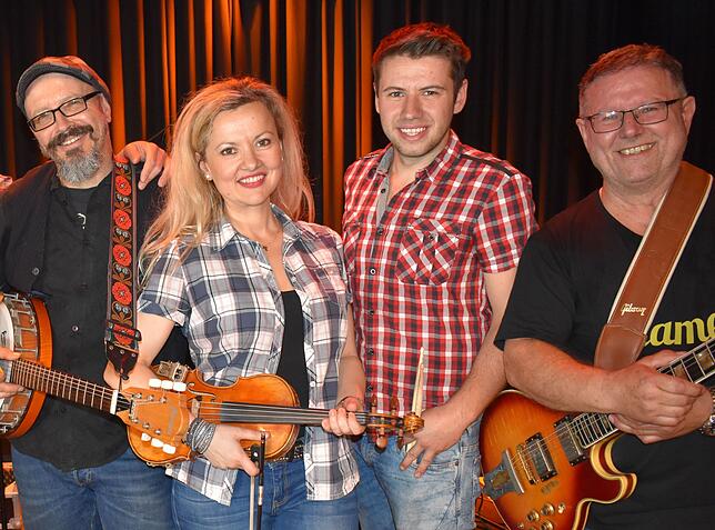 Die Countryband Flame aus Illmensee mit (von links) Rob Lehenherr, Mihaela Mark, Jonas Maier und Dieter Maier.