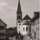 Eine Ansicht des Rathauses in Liggeringen (rechts) aus dem Jahr 1969, im Hintergrund die Dorfkirche.