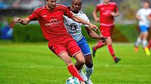Beide Tore zum 2:0-Erfolg des SC Markdorf über die SG Reichenau schoss Austyn Adebayo Adefeyiju (rechts im Duell mit Lukas Gasser).