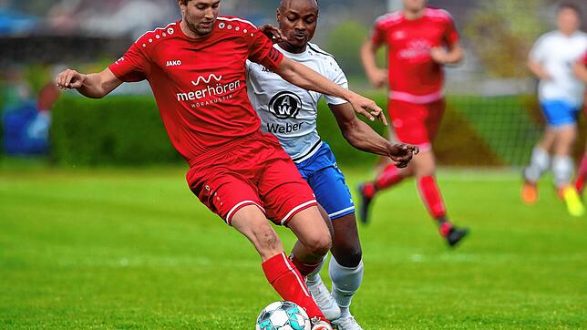 Beide Tore zum 2:0-Erfolg des SC Markdorf über die SG Reichenau schoss Austyn Adebayo Adefeyiju (rechts im Duell mit Lukas Gasser).
