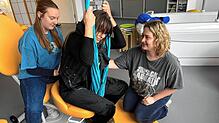 Die Studentinnen der Hebammenwissenschaft, Smilla Griener, Tess Müller und Aimee Kreuzer (von links), spielen im fiktiven Kreißsaal an ...