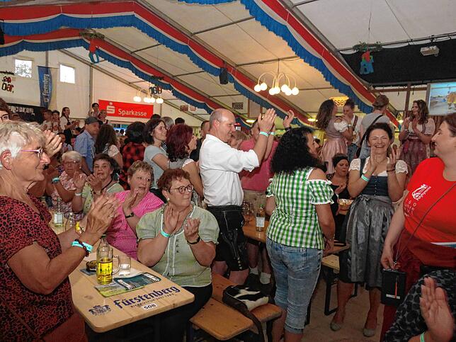 Bild 15: Dorfrocker rocken Festzelt in Leipferdingen