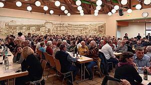 Großes Interesse bei der Einwohnerversammlung in Küssaberg 2025 zeigen die Bürger. Bild: Miriam Stoll
