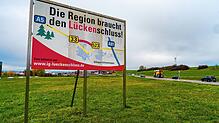 Dieses Schild kenne viele Autofahrer: Es wirbt beim Villinger Gewerbegebiet Auf Herdenen für den Lückenschluss der B 523. Zum aktuellen ...