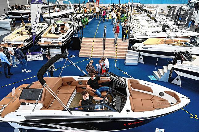 Besucher schauen sich Sportboote unterschiedlicher Hersteller auf der Messe Interboot an. Aktuell schwächelt der Absatz auch bei ...