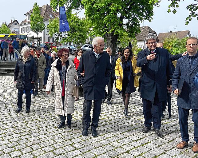 Beim Besuch des Ministerpräsidenten Winfried Kretschmann ist ein Großaufgebot der Polizei auf der Reichenau. Zuvor war im Landesmuseum ...