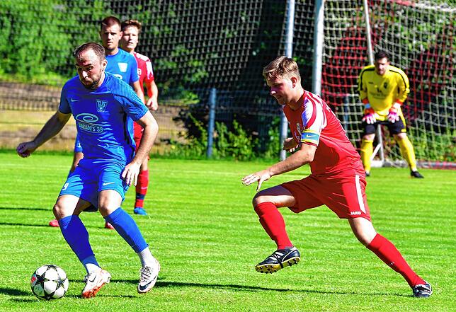 Dreh- und Angelpunkt: Ex-Profi Fabio Viteritti (links, gegen Pius Blatter) steuerte zum 6:2-Sieg des TuS Stetten beim FC Schlüchttal ...