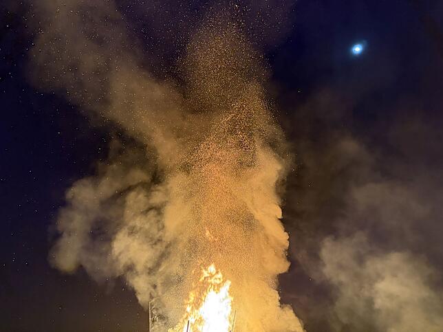 Bild 12: 30 Funkenbuben entfachen 17 Meter hohen Funken in Immenstaad – Ein beeindruckendes Spektakel!