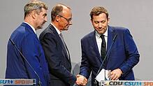 CSU-Vorsitzender Markus Söder (l.), CDU-Chef Friedrich Merz und SPD-Vorsitzender Lars Klingbeil nach der Pressekonferenz zur Vorstellung ...