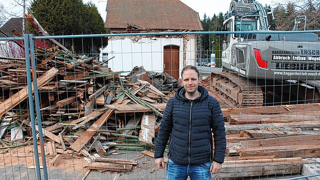 Hier stand Anfang der Woche noch das alte Gerätehaus. Zum Zeitpunkt dieser Aufnahme existierte nur noch die alte Arrestzelle. ...