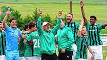 Meister 2022: Schon am drittletzten Spieltag &ndash; mit einem 6:0 beim FC RW Weilheim &ndash; machte der FC Zell mit seinen Trainern ...