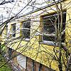 Als wären arme Seelen auf dem schnellsten Weg aus dem Höllenhort entflohen, weit stehen die großen Fenster an der ehemaligen ...