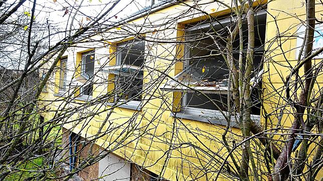 Als wären arme Seelen auf dem schnellsten Weg aus dem Höllenhort entflohen, weit stehen die großen Fenster an der ehemaligen ...