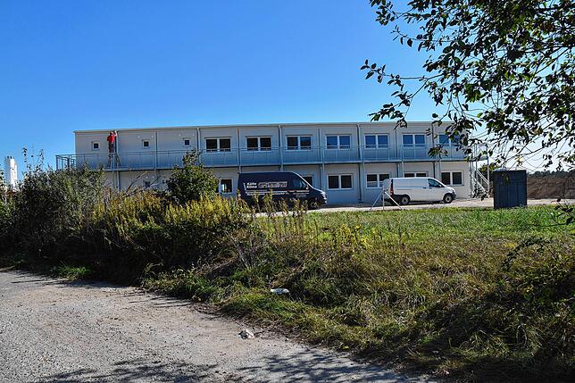 Da war das Container-Dorf noch nicht bezogen. Das Bild entstand kurz vor der Fertigstellung im Oktober.