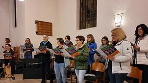 Der bunt zusammengewürfelte Frauenchor aus Ewattingen. Foto: Heidi Rombach