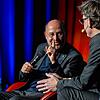 Gregor Gysi (l) zu Gast in Villingen: Auf der Bühne des VS-Forums spricht der Linke-Politiker mit SÜDKURIER-Chefredakteur Stefan Lutz.