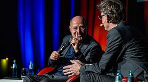 Gregor Gysi (l) zu Gast in Villingen: Auf der Bühne des VS-Forums spricht der Linke-Politiker mit SÜDKURIER-Chefredakteur Stefan Lutz.
