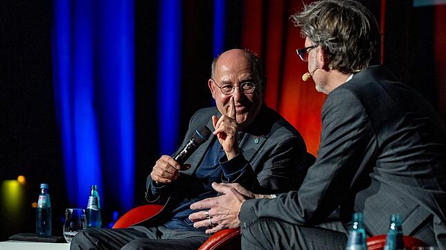 Gregor Gysi (l) zu Gast in Villingen: Auf der Bühne des VS-Forums spricht der Linke-Politiker mit SÜDKURIER-Chefredakteur Stefan Lutz.