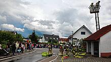 Die Schauübung der Feuerwehr Pfaffenweiler zum Tag der Feuerwehr wird von zahlreichen Zuschauern verfolgt. Zur Unterstützung ist auch ...