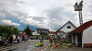 Die Schauübung der Feuerwehr Pfaffenweiler zum Tag der Feuerwehr wird von zahlreichen Zuschauern verfolgt. Zur Unterstützung ist auch ...