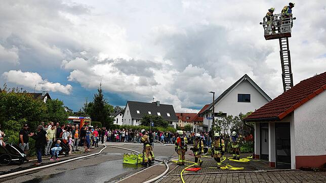 Die Schauübung der Feuerwehr Pfaffenweiler zum Tag der Feuerwehr wird von zahlreichen Zuschauern verfolgt. Zur Unterstützung ist auch ...