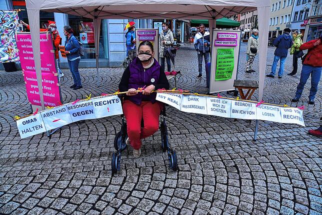 Die &bdquo;Omas gegen rechts&ldquo; sind auf dem Latschari- oder Marktplatz aktiv.