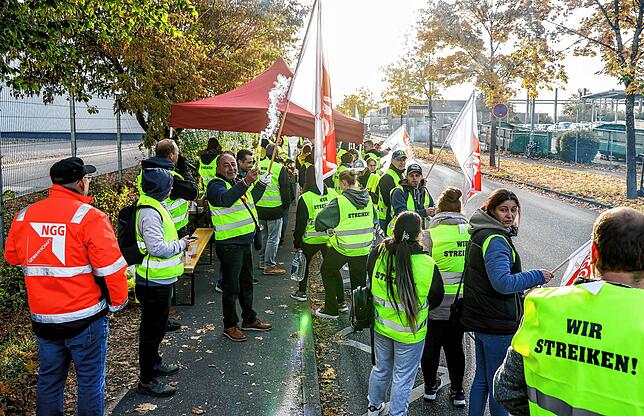 Mit Trillerpfeifen, Bengalos und Gewerkschftsfahnen für mehr Geld: Mitarbeiter von Hügli traten in einen Warnstreik. Nun wurde ein neuer ...