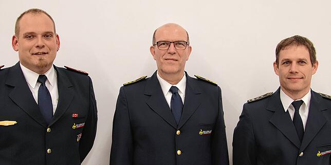 Feuerwehrkommandant Bernd Roth (Mitte) mit dem ehrenamtlichen Stellvertreter Heiko Auer (links) und dem hauptamtlichen Stellvertreter ...