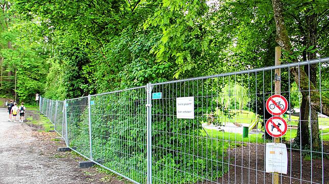 Die Stadt hatte das Buchenseebad mit Bauzäunen abgesperrt und das Betreten und Baden im See offiziell untersagt.
