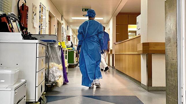 Blick auf den Flur einer Isolierstation für Covid-19-Patienten im Kreiskrankenhaus Lörrach.