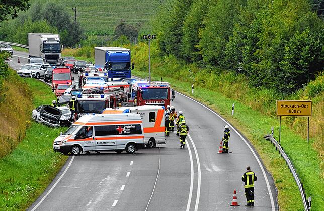 Zwei Autos sind am Montagnachmittag auf der B31-neu einen Kilometer nach Stockach-Ost in Fahrtrichtung Überlingen zusammengestoßen.