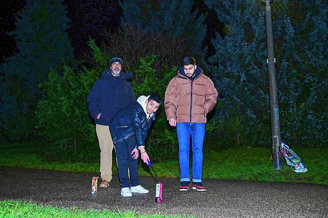 Auf dem Hubenloch begrüßen Karjovan Singh, Manjeet Sing und Rahel Raj das neue Jahr mit Böllern.