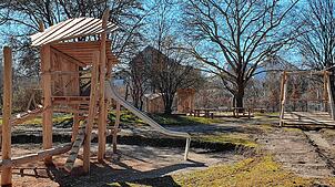 Der Spielplatz am Dammweg wurde komplett umgestaltet. Kinder können sich auf viele neue Kletter- und Spielmöglichkeiten freuen. Foto: ...