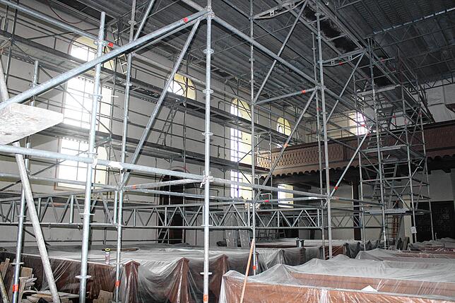 In der Pfarrkirche St. Georg ist das Kirchenschiff komplett eingerüstet, auf den Bänken wurden Planen verteilt, auf denen sich der Staub ...