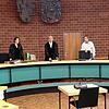 Vor Richter Joachim Dospil (Zweiter von rechts) und seinen Schöffen müssen sich vier junge Männer aus Villingen-Schwenningen verantworten.