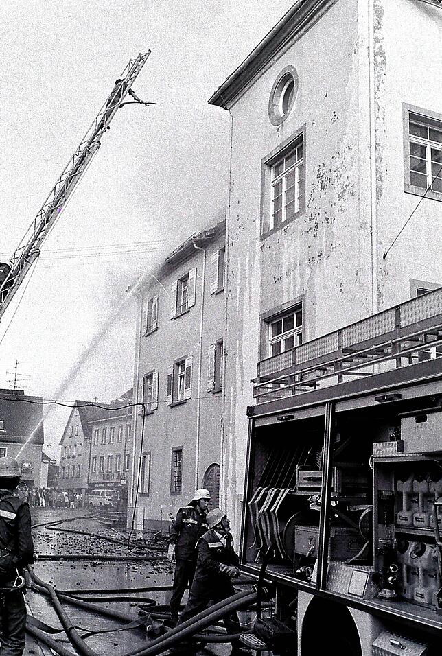 Bild 13: Gedächtnis der Region: Bilder vom Großbrand des Stockacher Polizeireviers 1992 und dem Umbau