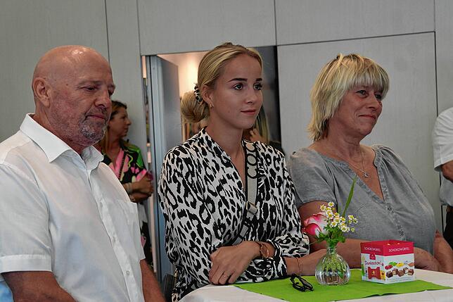 Der Empfang in Ailingen berührt Giulia Gwinns Herz. Wie bei den Fußballturnieren stehen ihr auch hier ihre Eltern Gabi und Florian Gwinn ...