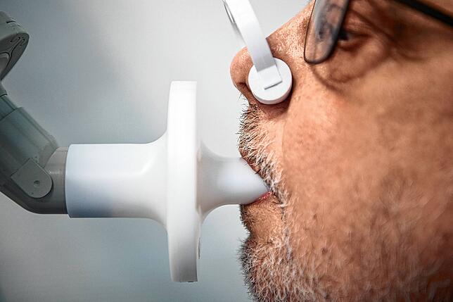 Ein Patient sitzt in einer Klinik, in der Long-Covid-Patienten behandelt werden, zur Überprüfung seiner Lungenfunktion in einem ...