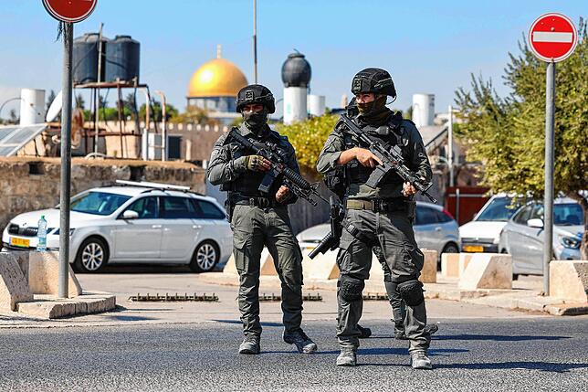 Ausnahmezustand in Jerusalem: Israelische Soldaten stehen am 13. Oktober nahe der Al-Aqsa-Moschee. Hier gab es in der Vergangenheit ...