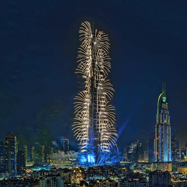 Um Mitternacht wandern die Blicke in Dubai den Burj Khalifa hinauf.