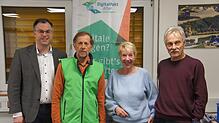 Bei der Hauptversammlung des Stadtseniorenrats gratuliert Bürgermeister Ulrich Krieger dem Vorsitzenden Hans-Eugen Tritschler, ...