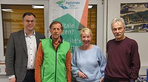 Bei der Hauptversammlung des Stadtseniorenrats gratuliert Bürgermeister Ulrich Krieger dem Vorsitzenden Hans-Eugen Tritschler, ...
