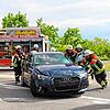 Die Freiwillige Feuerwehr Überlingen bei einem Einsatz an der Bundesstraße B31, Knotenpunkt Nußdorf. Mit vereinten Kräften schieben sie ...