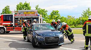 Die Freiwillige Feuerwehr Überlingen bei einem Einsatz an der Bundesstraße B31, Knotenpunkt Nußdorf. Mit vereinten Kräften schieben sie ...