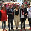 Über die Neugestaltung der Hegaustraße freuen sich (von links): OB Bernd Häusler, Hannelore und Helmut Wessendorf, Abir Mhandi, Hans ...