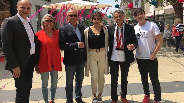 Über die Neugestaltung der Hegaustraße freuen sich (von links): OB Bernd Häusler, Hannelore und Helmut Wessendorf, Abir Mhandi, Hans ...
