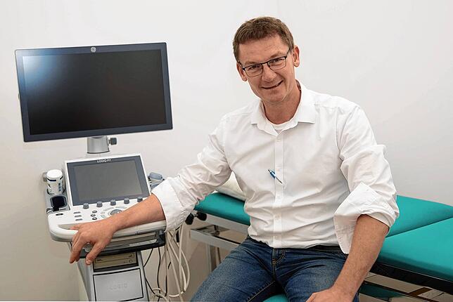 Dr. Ralf Döschl impft auch Nicht-Patienten in seiner Praxis. Dieses Bild entstand vor der Pandemie – heute geht es nicht mehr ohne ...